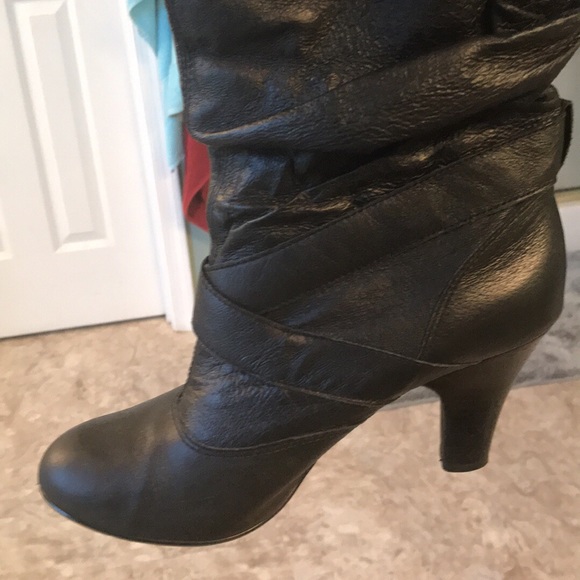 Boots size 10 - Picture 2 of 3